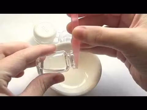 Không cho thêm dung dịch vệ sinh kính mới vào dung dịch cũ. Có thể bạn nghĩ rằng không có bất cứ mối nguy hại nào khi bạn thêm dung dịch vệ sinh mới vào dung dịch vệ sinh cũ của bạn, nhưng bạn đã sai. "Điều này sẽ làm cho dung dịch bị nhiễm khuẩn và giảm khả năng tẩy rửa", Elmer Tu, bác sĩ, phát ngôn viên của trung tâm mắt học viện Hoa Kỳ và là giáo sư của Trung tâm Mắt tại Đại học Illinois Chicago (Mỹ) cho hay.