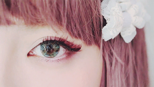 Không đeo kính áp tròng quá lâu. Nhiều người thích mang kính áp tròng vì nó tiện nhưng họ không biết những tác hại do nó mang đến. Chẳng hạn, kính áp tròng sẽ nằm ngay trên giác mạc, khiến lượng ôxy dẫn đến các mạch máu không đủ. Một điều nữa là kính áp tròng sẽ tạo nên một lớp màng như vảy cá và theo thời gian sẽ dày lên nếu khôn được vệ sinh đều đặn và đúng cách. Điều này cũng khiến lượng ôxy cung cấp cho giác mạc không đủ. Hậu quả, giác mạc của bạn dễ bị mầm bệnh tấn công hơn.