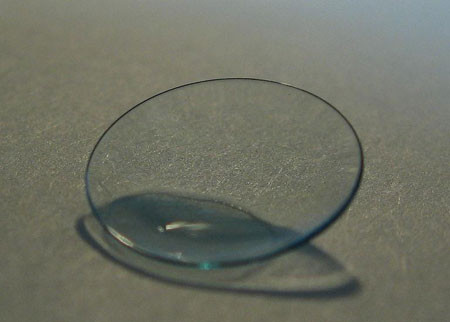 Vệ sinh mắt kính sau khi sử dụng. Mỗi lần sử dụng kính áp tròng, bạn cần phải rửa chúng với dung dịch rửa và để khô. Nếu không, một lớp chất bẩn sẽ bám chặt vào đáy của kính, và điều đó chính là nguy cơ làm cho mắt bạn bị viêm nhiễm.