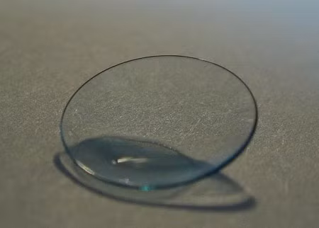 Vệ sinh mắt kính sau khi sử dụng. Mỗi lần sử dụng kính áp tròng, bạn cần phải rửa chúng với dung dịch rửa và để khô. Nếu không, một lớp chất bẩn sẽ bám chặt vào đáy của kính, và điều đó chính là nguy cơ làm cho mắt bạn bị viêm nhiễm.