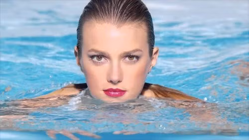 Không đeo kính áp tròng trong nước. Khi bạn đi bơi hoặc nằm trong bồn tắm, hay thậm chí tắm vòi sen, hãy tránh để kính áp tròng tiếp xúc với nước. Nước có thể là nguồn nuôi dưỡng ký sinh trùng và trong một số trường hợp nghiêm trọng có thể dẫn đến tình trạnh mất thị lực.