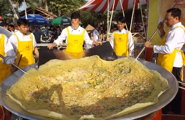 Chất liệu chế biến nhân bánh xèo gồm thịt heo, tôm, vịt bằm, nấm linh chi, rau mầm, củ hủ dừa…