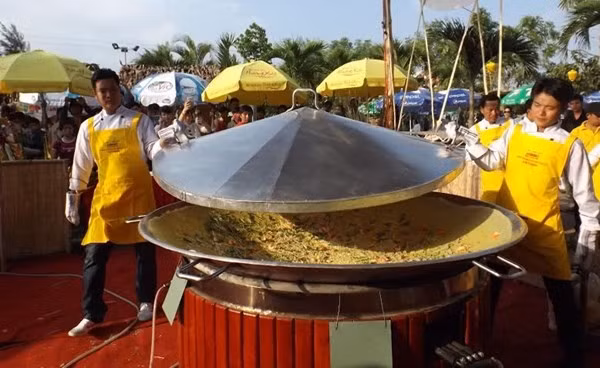 Đậy nắp chờ bánh chín.