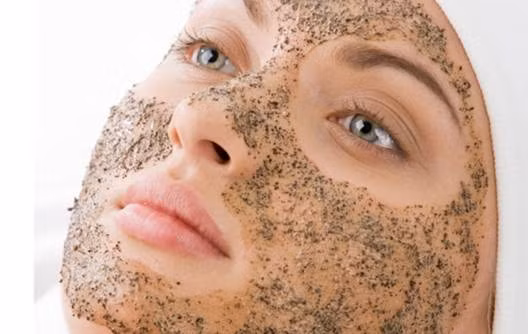 Hạn chế tẩy tế bào chết vài ngày trước khi đi biển vì sẽ lấy đi lớp tế bào bảo vệ da khỏi ánh nắng. Không nên tẩy tế bào chết ngay sau khi tắm nắng, vì da bạn lúc đó đang bị kích ứng, nhạy cảm, dễ thương tổn.