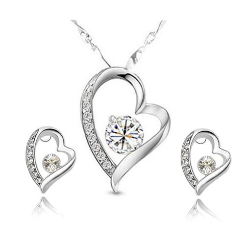 Sự va chạm, cọ xát da, các phản ứng hóa học khi đeo đồ trang sức trong lúc tắm biển cũng ảnh hưởng rất lớn đến trạng thái của da, nên hạn chế đeo đồ trang sức, nhất là bằng bạc.