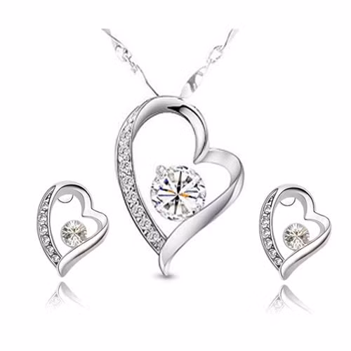 Sự va chạm, cọ xát da, các phản ứng hóa học khi đeo đồ trang sức trong lúc tắm biển cũng ảnh hưởng rất lớn đến trạng thái của da, nên hạn chế đeo đồ trang sức, nhất là bằng bạc.