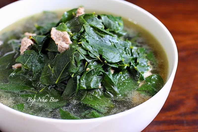 4. Rau bò khai. Rau có thể chế biến theo nhiều cách để mang lại món ăn hấp dẫn như xào với tỏi. Làm món này, rau được rửa sạch, để ráo. Đổ dầu vào chảo, đun nóng rồi cho tỏi băm vào đảo đều. Tiếp tục cho rau, thêm muối, mì chính, xào nhanh tay là có ngay đĩa rau xanh mướt, giòn tan, thanh ngọt.