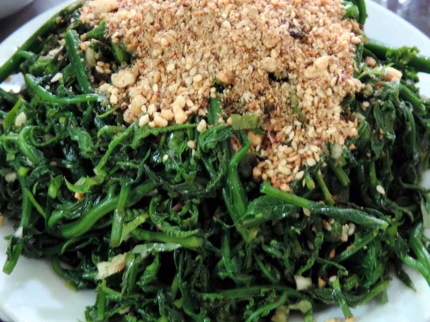 Người ta hái rau chọn phần mềm tươi non, sau đó trần sơ qua nước sôi rồi vớt ra để ráo. Dầu thực vật như dầu phộng là loại thích hợp nhất để xào rau dớn. Đập củ tỏi, phi thơm rồi cho rau dớn vào đảo đều năm phút; bắc xuống nêm bột ngọt, tương ớt, hạt tiêu, nước chanh tươi, đậu phộng rang giã nhỏ...