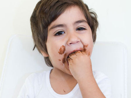 Hiện các chuyên gia vẫn chưa xác định được nguyên nhân chính xác và riêng biệt những người có thể mắc chứng Pica. Tuy nhiên tình trạng thiếu dinh dưỡng (như sắt hoặc kẽm) có thể dẫn đến bệnh này. Có điều, những thứ mà bệnh nhân ăn thường chẳng có chút dinh dưỡng và khoáng chất nào cho cơ thể. Trẻ ăn kiêng cũng có xu hướng mắc hội chứng Pica vì dễ bị đói và chúng ăn để cảm thấy no. 