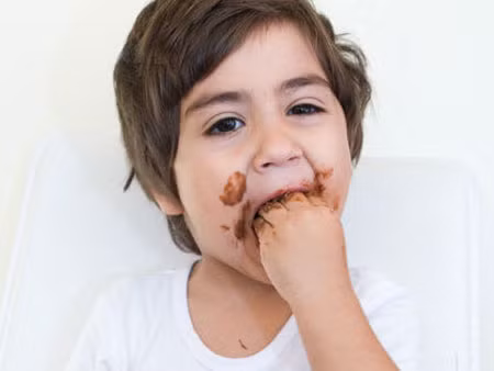 Hiện các chuyên gia vẫn chưa xác định được nguyên nhân chính xác và riêng biệt những người có thể mắc chứng Pica. Tuy nhiên tình trạng thiếu dinh dưỡng (như sắt hoặc kẽm) có thể dẫn đến bệnh này. Có điều, những thứ mà bệnh nhân ăn thường chẳng có chút dinh dưỡng và khoáng chất nào cho cơ thể. Trẻ ăn kiêng cũng có xu hướng mắc hội chứng Pica vì dễ bị đói và chúng ăn để cảm thấy no. 