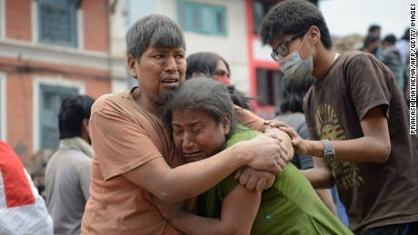 Những người sống sót sau trận động đất an ủi nhau tại ngôi đền cổ Basantapur Durbar ở thủ đô Kathmandu, hôm 25/4. Ảnh: CNN.