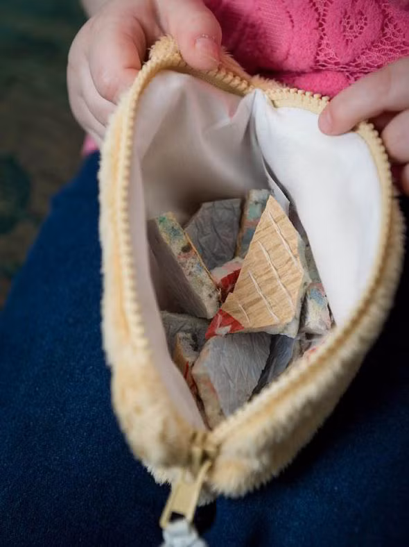 Cha mẹ bé buộc phải chiều lòng con bằng cách cắt nhỏ các miếng bọt biển làm đồ ăn vặt.