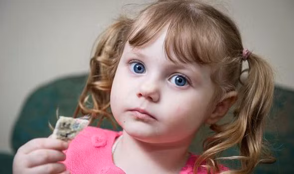 Các chuyên gia sức khỏe đã kiểm tra cho Jessica nhưng họ không thể can thiệp cho đến khi cô bé được 6 tuổi. Đó là tuổi đủ lớn để ý thức quyết định về những gì bé ăn chứ không phải hành động bốc đồng.