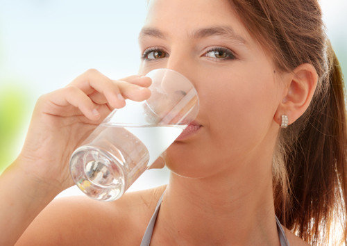 Uống nhiều nước. Đây cũng là một giải pháp hữu hiệu giúp loại bỏ nọng cằm xấu xí. Tuy nhiên, cần tránh thức uống có ga và nhiều đường, vì chúng không chỉ ảnh hưởng đến sức khỏe của da mà còn tác động xấu lên toàn bộ cơ thể.