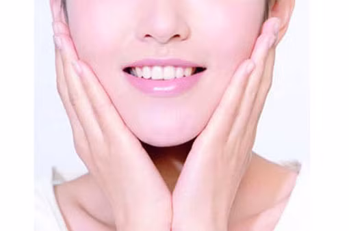 Thực hiện các bài tập chuyên sâu. Nghiêng đầu sang phải và sang trái. Bài tập tốt nhất là bài tập quay cổ. Điều này đặc biệt giúp bạn giảm mỡ cằm có hiệu quả gấp đôi. Bạn ngồi xuống hoặc đứng lên, xương sống thẳng, và bạn nghiêng đầu sang phải một cách nhẹ nhàng. Hãy cứ tiếp tục làm động tác này cho đến khi bạn cảm thấy thoải mái. Sau đó, làm tương tự đối với bên trái, mỗi bên từ 5 đến 10 lần.