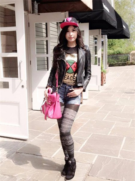 Chân dài sinh năm 1988 khiến tín đồ thời trang hoa mắt vì lối kết hợp đồ màu mè, không ăn nhập.