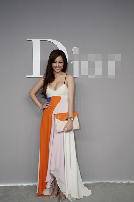 Vòng 1 nở nang của Mai Phương Thúy vô tình khiến trang phục mất đi vẻ đẹp vốn có.