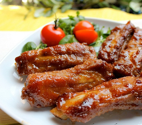 Món mặn: sườn chua ngọt. Thay vì chuẩn bị món nấu công phu làm món chính, trong ngày hè nóng bạn nên thực hiện thực đơn dễ làm, vị đỡ chát hơn để chống chọi với cái nắng mùa hè. Vị chua chua ngọt ngọt của món sườn chua ngọt sẽ giúp bạn và cả gia đình cảm thấy ngon miệng hơn trong bữa cơm ngày nắng. Ảnh: Bepgiadinh.