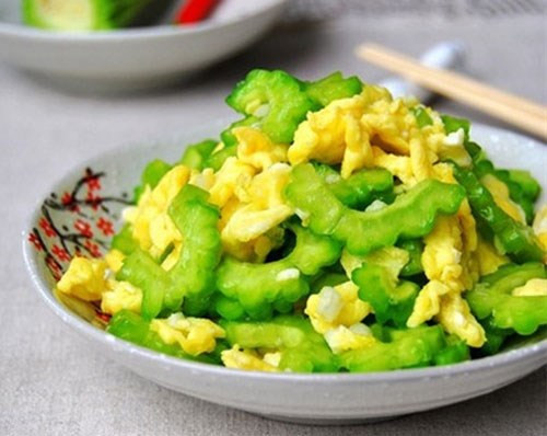Món phụ 2: Mướp đắng xào trứng. Mướp đắng có giá trị chất dinh dưỡng rất lớn, đặc biệt là tác dụng giải độc gan, giải nhiệt cho cơ thể trong những ngày hè oi bức. Cách chế biến món ăn này cũng rất đơn giản. Đầu tiên, đập trứng ra bát rồi đánh nhuyễn. Sau đó, bạn thái mướp đắng thành từng lát mỏng. Đặt chảo lên bếp, cho dầu ăn đảo cùng với mướp đắng cho chín với chút muối nêm nếm cho vừa miệng, rồi cho ra bát. Đổ trứng vào chảo đảo liên tục cho chín rồi đổ thêm mướp đắng vào xào cùng lần nữa là được.