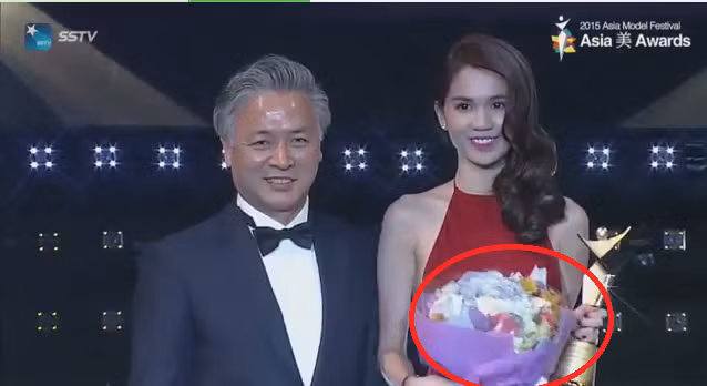 Nhưng điều khó hiểu nhất là việc tại sao Ngọc Trinh lại diện trang phục, trang điểm và để tóc giống hệt nhau giữa hai đêm diễn ra sự kiện. Hôm 23/4, trong buổi giao lưu diễn ra trong khuôn khổ sự kiện, Ngọc Trinh được BTC trao giải. Đến ngày 24/4 là đêm trao giải chính thức, có sự tham dự của nhiều sao ở Châu Á, Ngọc Trinh cũng diện nguyên đồ và để kiểu tóc như vậy để đến sự kiện. Rồi việc "ém" hình ảnh Ngọc Trinh lên nhận giải ngày hôm trước, với những hình ảnh trong đêm trao giải chính thức của chương trình để giải thưởng của Ngọc Trinh cũng khiến cộng đồng mạng khó hiểu.