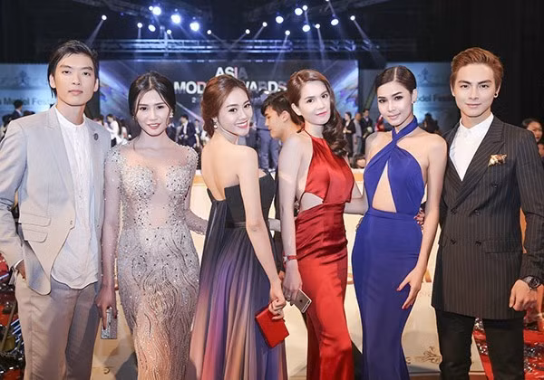 Từ đây xuất hiện nhiều tin đồn Ngọc Trinh mua giải hoặc bịa chuyện nhận giải để tự khuếch trương hình ảnh của mình. Trước những điều này, ông bầu Khắc Tiếp đã lên tiếng bác bỏ toàn bộ tin đồn, khẳng định sự thật là không hề có chuyện mua giải và việc Ngọc Trinh được vinh danh là thật. Khắc Tiệp đưa ra đoạn clip ngắn có cảnh Ngọc Trinh lên nhận giải để chứng minh cho nữ hoàng nội y.