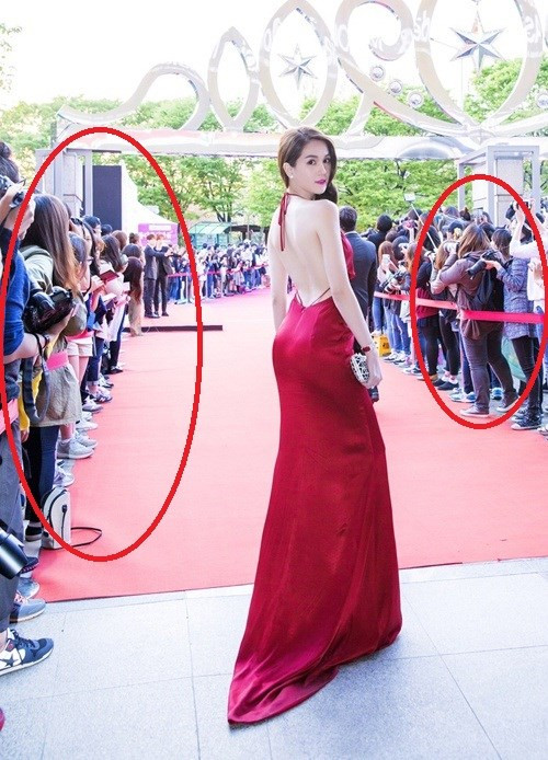 Đầu tiên là việc Ngọc Trinh không hề được săn đón, mà khi cô xuất hiện trên thảm đỏ, hàng loạt tay máy đều gác máy, cùng hướng về một phía chờ đợi sự xuất hiện của ngôi sao khác.