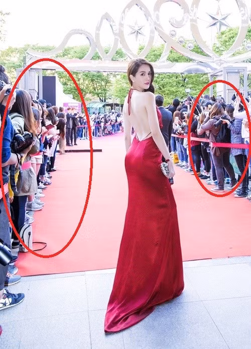 Đầu tiên là việc Ngọc Trinh không hề được săn đón, mà khi cô xuất hiện trên thảm đỏ, hàng loạt tay máy đều gác máy, cùng hướng về một phía chờ đợi sự xuất hiện của ngôi sao khác.