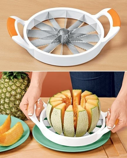 Chỉ với 1 thao tác đơn giả, dụng cụ cắt hoa quả này giúp bạn cắt đều các loại hoa quả phức tạp như dưa lưới hay quả dứa trông thật đẹp mắt.