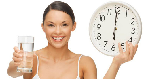 Bước 8: Thanh lọc cơ thể với nước. Hãy bắt đầu từ bỏ những đồ uống như trà, cà phê, nước ép trái cây có đường, đồ uống có ga, rượu... và thay thế bằng nước lọc, uống khoảng 3 lít/ngày để đạt hiệu quả cao nhất.