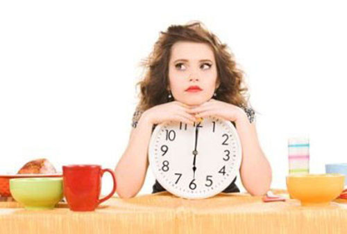 Bước 3: Ăn ít trong bữa chính. Ăn một cách tập trung, nhanh chóng tại bàn ăn, đừng tơ tưởng đến các chương trình tivi rồi vô thức ăn khi không hề biết đang nhai gì trong miệng, đó có thể là thảm họa dinh dưỡng.