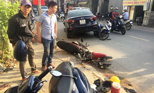 Hàng loạt phương tiện nằm la liệt trên đường, nhiều người bị thương sau vụ tai nạn.