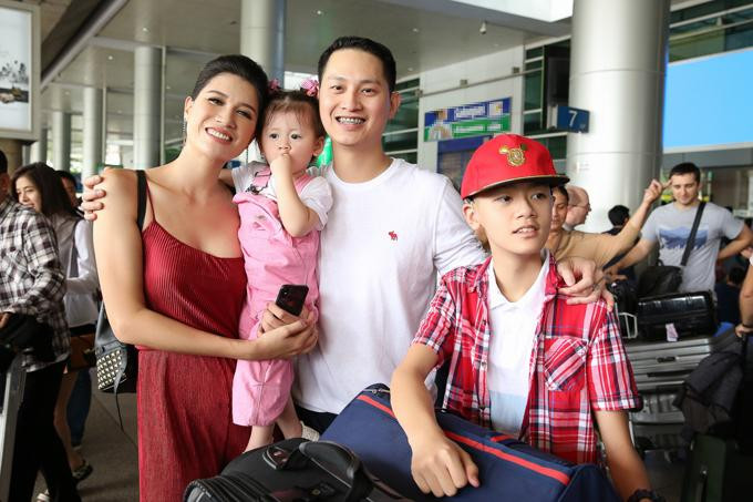 Ảnh hiếm hoi của Trang Trần và ông xã bên con gái Kiến Lửa - Ảnh: Internet