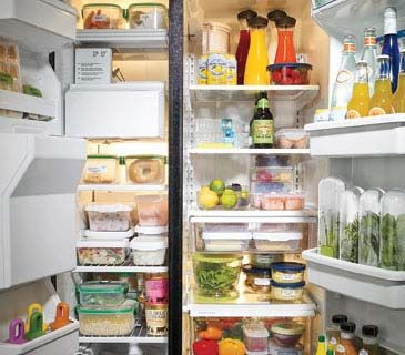 Việc chất vào tủ quá nhiều thực phẩm làm cản trở sự lưu thông của luồng hơi lạnh, hoặc để thức ăn nóng vào tủ,... sẽ khiến tủ kém lạnh và hiệu quả bảo quản thực phẩm sẽ kém đi. Vì vậy bạn nên chú ý cách sử dụng và vệ sinh tủ hợp lý. Ảnh: Internet