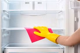 Bên trong tủ lạnh: hãy tháo các khay, kệ trong tủ lạnh và rửa bằng chất tẩy nhẹ, có thể là nước rửa bát, lau sạch lại với vải khô trước khi lắp lại vào tủ. Ảnh: Internet