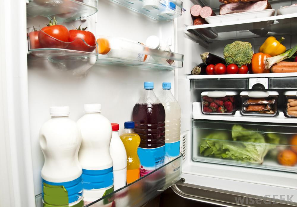 Khi xếp lại đồ vào tủ lạnh, bạn nên loại bỏ những thực phẩm đã để lâu không dùng đến; một vài món thực phẩm đang sử dụng thì nên xếp riêng để dùng trước; với những món thực phẩm quá nặng mùi thì nên bỏ ra khỏi tủ lạnh để dùng ngay, tránh am mùi sang các thực phẩm khác và am ra tủ. Ảnh: Internet