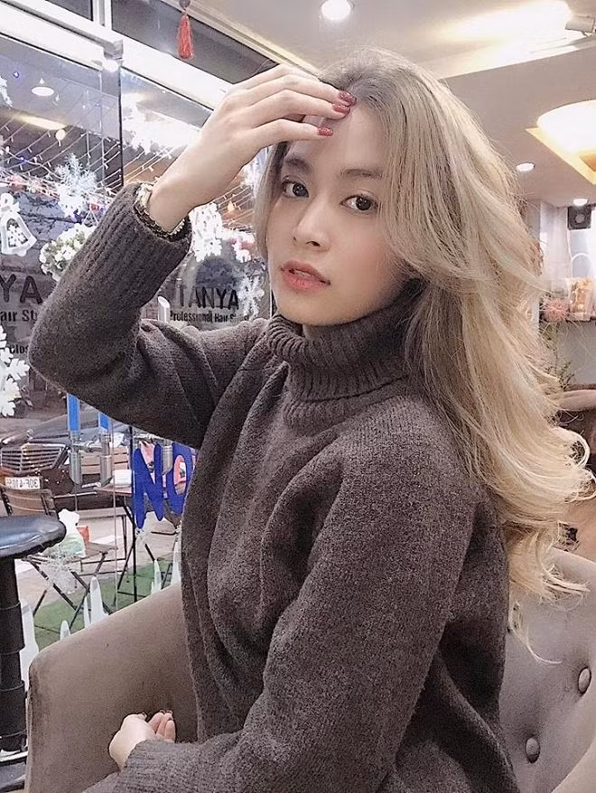 Đây là màu tóc mới nhất của cô. Kiểu tóc này trông Hoàng Thùy Linh xinh như Tây. Ảnh: Internet