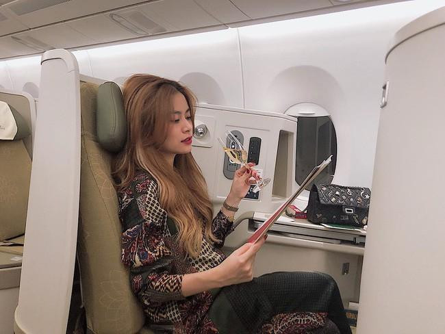 Trước đó vài ngày, Hoàng Thùy Linh xuất hiện với mái tóc vàng highlight xinh như thiên thần khiến fan mê mệt. Ảnh: Internet