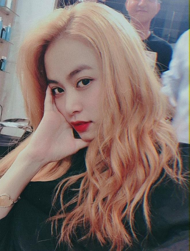 Cũng chỉ cách vài ngày, cô nàng lại xuất hiện rạng rỡ với màu cam nổi bật. Có thể thấy, Hoàng Thùy Linh diện màu tóc mới nào cũng đẹp. Vừa mới chơi màu vàng cam nổi trội, lại chuyển sang nhuộm highlight chất lừ, xong giờ lại chảnh như gái Tây với màu vàng trắng khói. Ảnh: Internet