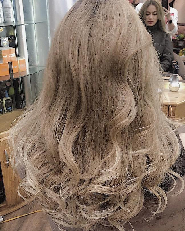 Có thể thấy, màu vàng trắng rất hợp với mái tóc dài, suôn mượt của Hoàng Thùy Linh. Ảnh: Internet