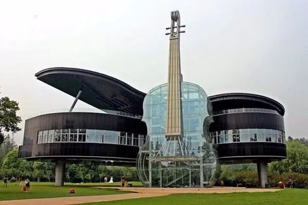 Tòa nhà piano và violin (Trung Quốc). Tòa nhà lấy ý tưởng từ âm nhạc này ở thị trấn Hoài Nam (Trung Quốc) được xây dựng năm 2007. Là sản phẩm kết hợp của các nhà thiết kế từ Công ty Dự án Trang trí Huainan Fangkai và các sinh viên từ Đại học Công nghệ Hefei, tòa nhà này sử dụng chính ánh sáng ban ngày để chiếu sáng vào ban đêm.