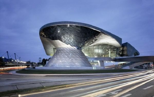 BMW Welt (Đức). Tòa nhà sử dụng hệ thống thông gió tự nhiên, trên mái nhà có những tấm năng lượng mặt trời hút năng lượng rất nhanh để tạo ra nhiệt năng cho tòa nhà.