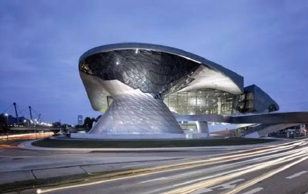 BMW Welt (Đức). Tòa nhà sử dụng hệ thống thông gió tự nhiên, trên mái nhà có những tấm năng lượng mặt trời hút năng lượng rất nhanh để tạo ra nhiệt năng cho tòa nhà.
