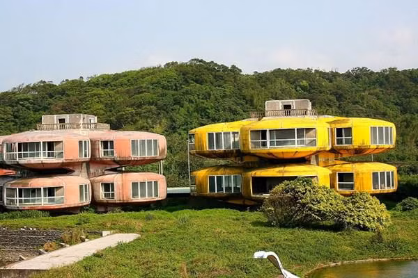 Nhà UFO (Đài Loan). Những ngôi nhà xinh đẹp này còn có tên gọi là Thành phố Kén tằm Tam Chi. Với mục đích ban đầu là khu nghỉ dưỡng, những ngôi nhà này được hoàn thiện vào cuối những năm 1970. Tuy nhiên đến năm 2010, chúng bị phá hủy để phục vụ cho mục đích thương mại.