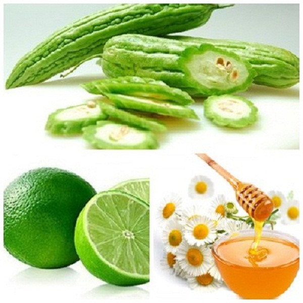 Đầu tiên, bạn bổ đôi quả mướp đắng, loại bỏ hết phần hạt bên trong rồi đem rửa sạch, để ráo nước và cắt nhỏ. Ảnh: giaoducthoidai.