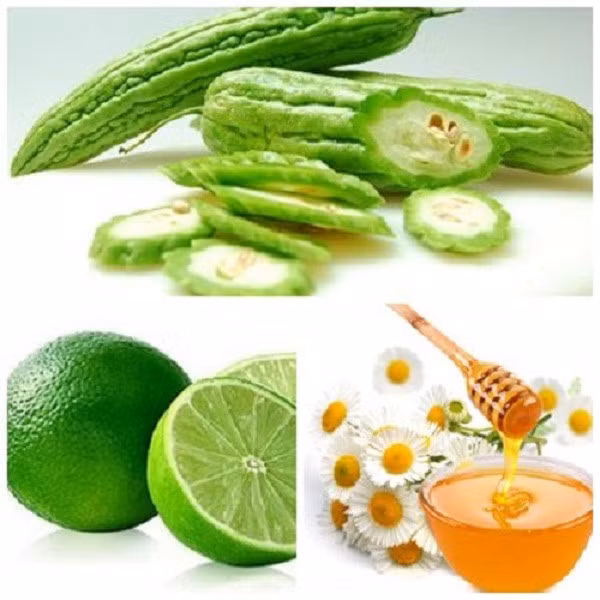 Đầu tiên, bạn bổ đôi quả mướp đắng, loại bỏ hết phần hạt bên trong rồi đem rửa sạch, để ráo nước và cắt nhỏ. Ảnh: giaoducthoidai.