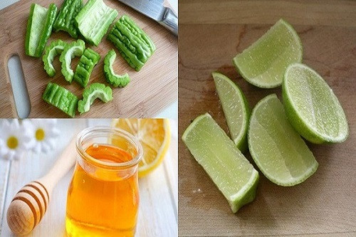 Bạn lấy 2 thìa nước cốt mướp đắng đem hòa cùng 1 thìa mật ong và 1 thìa nước cốt chanh, khuấy thật đều để được hỗn hợp đồng nhất. Ảnh: googleusercontent.