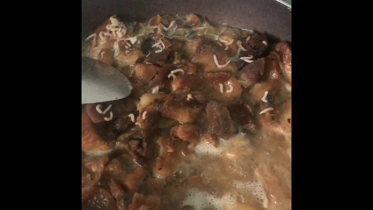 Kính Coong là món canh thịt thối và tỷ lệ thối của thịt luôn tỷ lệ thuận với độ ngon của món ăn. Ảnh: ytimg.