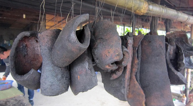 Thịt càng thối càng đạt tiêu chuẩn và đặc biệt càng có nhiều giòi người chế biến càng thích, món ăn càng ngon. Ảnh: dantri.