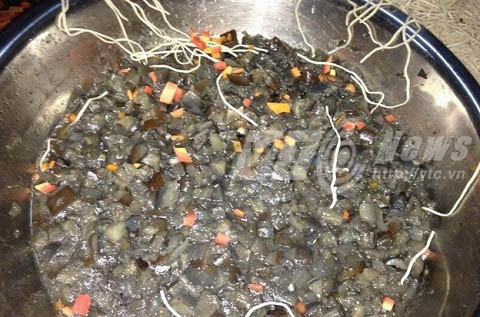 Để tạo được một mẻ thịt thối, người Khơ Mú treo thịt ở gác bếp rồi đều đặn mỗi ngày vẩy nước tạo độ ẩm nhằm thu hút ruồi nhặng và côn trùng đến làm tổ đẻ trứng. Ảnh: znews.