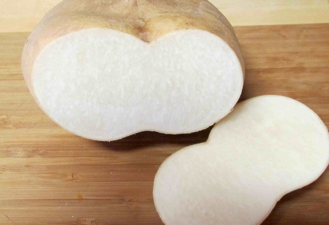 Trước khi thoa hỗn hợp củ đậu và sữa chua không đường, bạn cần rửa mặt sạch thật sạch. Ảnh: znews.